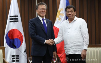 <p>President Rodrigo Roa Duterte and South Korean President Moon Jae-in pose for a photo prior to the start of the bilateral meeting at the Philippine International Convention Center in Pasay City on November 13, 2017. <em>(Presidential Photo)</em></p>